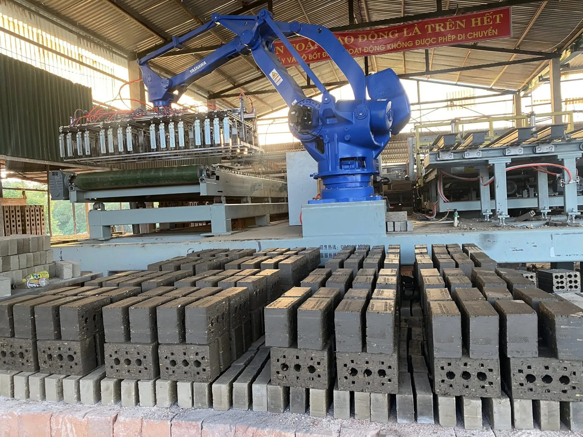 Nhà máy gạch tuynel Đại Hưng, thị trấn Lương Sơn, huyện Lương Sơn, tỉnh Hòa Bình